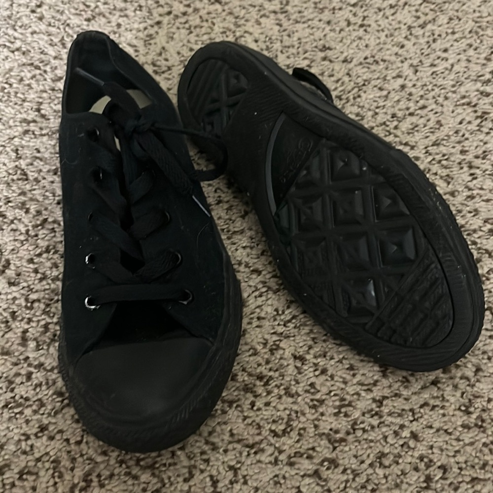 Black Low-Top Canvas Sneakers - Women's Casual Lace-Up